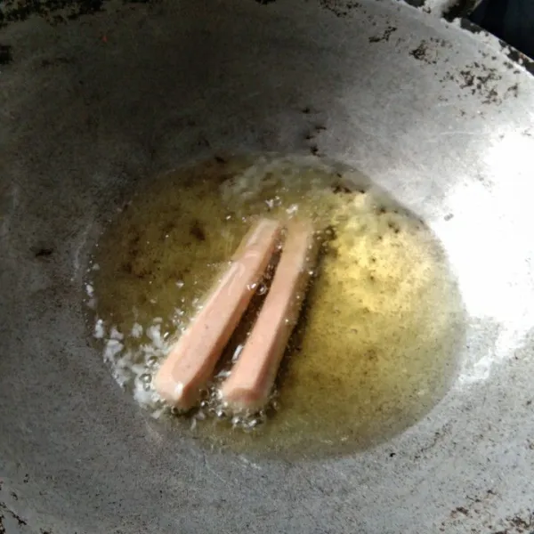 Goreng sosis, angkat dan tiriskan kemudian potong-potong. Sisihkan.