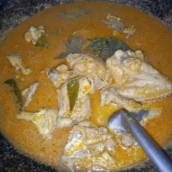 Ayam gulai khas Padang siap disajikan dengan nasi hangat..