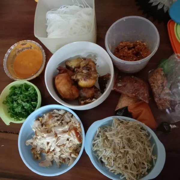 Goreng ayam, dan rebus tauge dan bihun untuk pelengka serta potong-potong sedang daun bawang, seledri, dan pelengkap lainnya.