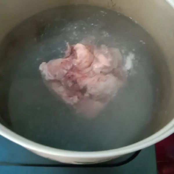 Di kompor yang lain rebus 2 liter air dengan 1/4 kg ayam hingga mendidih.