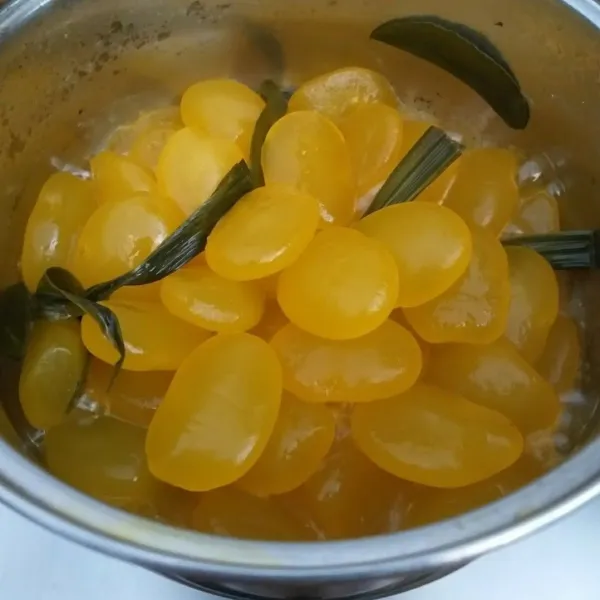 Rebus sampai air menyusut dan kolangkaling empuk.