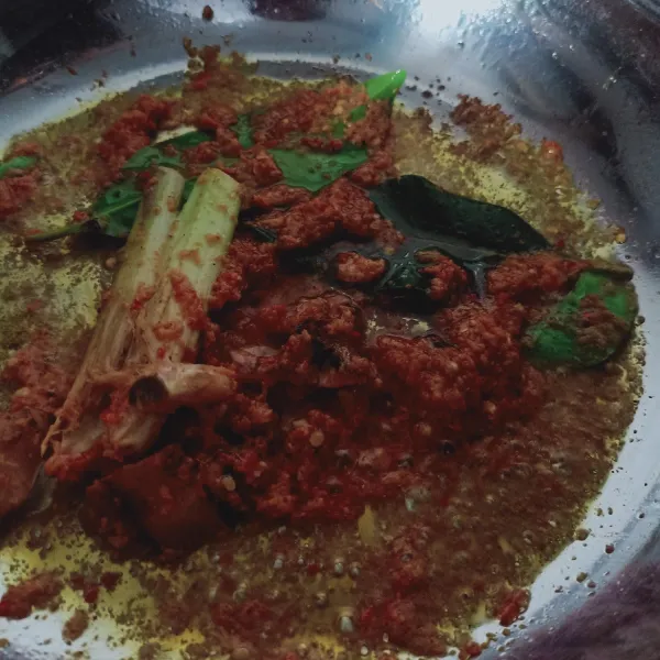 Tumis bumbu halus sampai harum. Masukkan daun salam, serai, daun jeruk, dan lengkuas