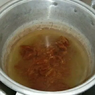 Rebus gula merah dengan air.