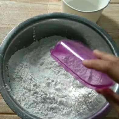 Campur tepung terigu, tepung beras dan garam.