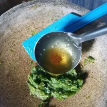 siram dengan 3 sdm minyak panas