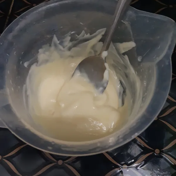 Campurkan mayonaise, susu kental manis dan yogurt. Aduk hingga tercampur rata.