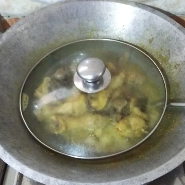 Tutup wajan sampai air ungkepannya menyusut (macak-macak). Aduk sesekali.