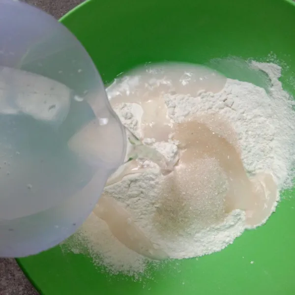 campur tepung, maizena, gula dan air. kocok sampai rata dan mengkilap.