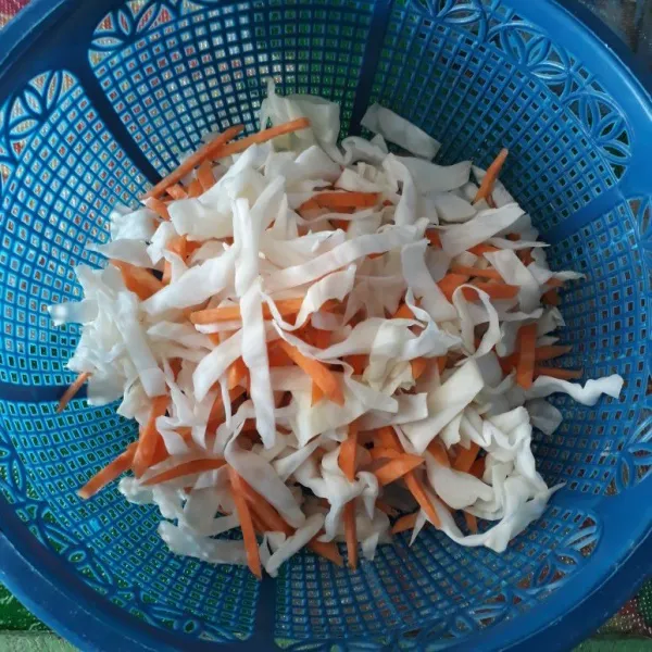 rajang kasar kol dan serut wortel, lalu cuci hingga bersih dengan air mengalir, kemudian tiriskan.