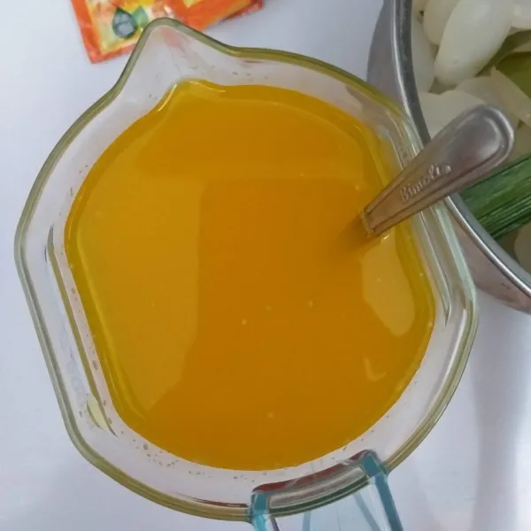 Larutkan nutrisari dengan 400ml air, aduk rata.