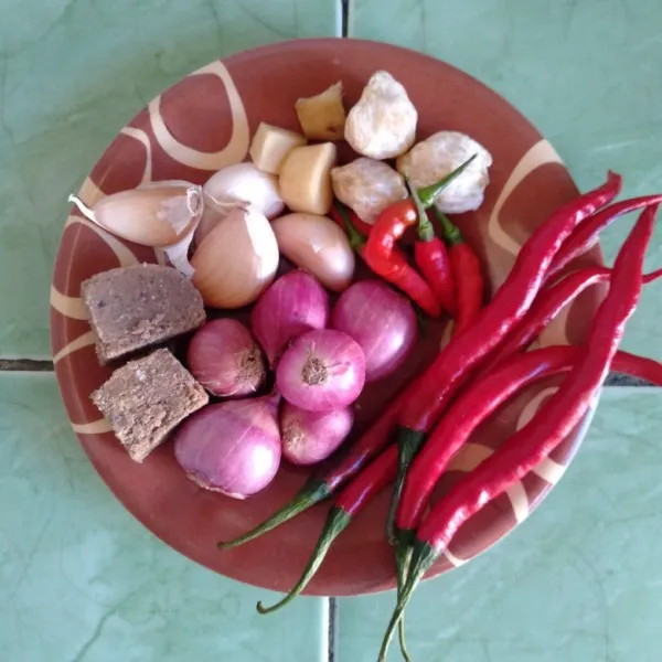 Siapkan bahan untuk bumbu halus. Haluskan semua nya.