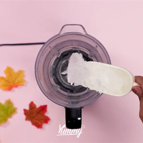 Siapkan blender lalu masukkan es batu ke dalam blender hingga penuh.