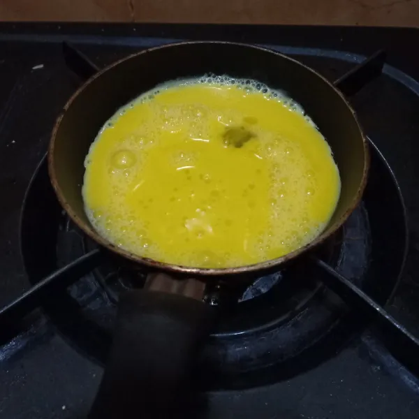 Kocok lepas telur. Masak dengan api kecil sambil di aduk2. Jika sudah mengental matikan kompor. Sisihkan dan biarkan dingin.