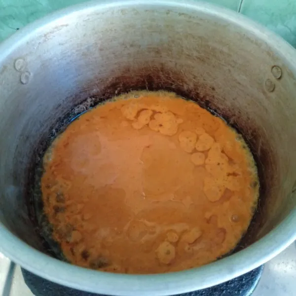 Kemudian, dalam panci panaskan minyak goreng. Tumis bumbu halus hingga harum berminyak.