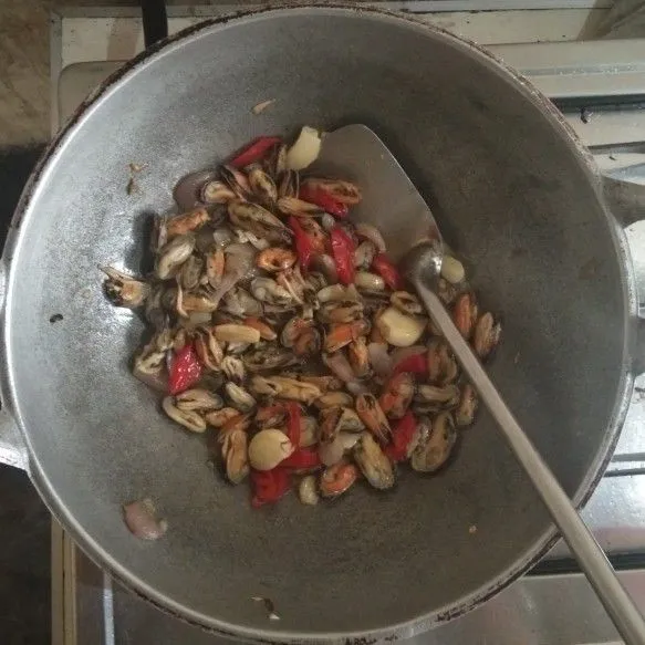 Tambahkan garam, gula, kecap manis dan saus tiram.