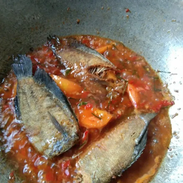 Masukkan ikan asin sepat goreng, aduk dan masak hingga bumbu menyerap.