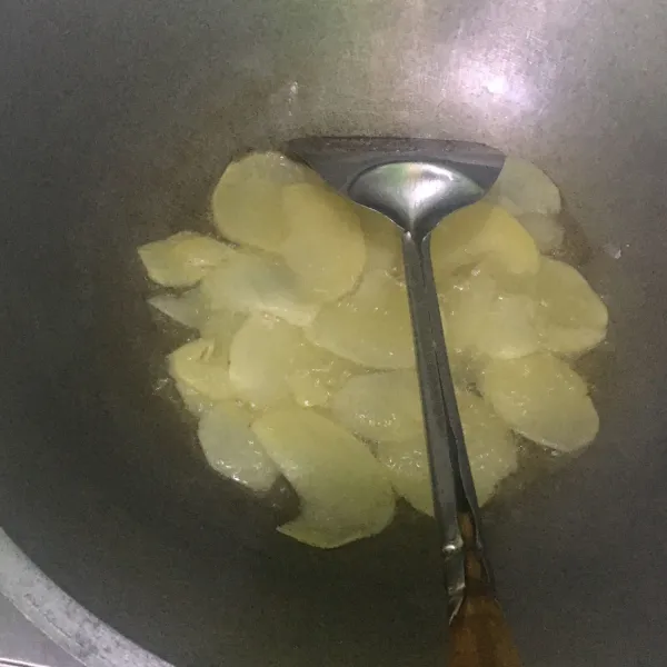 Kupas, cuci bersih, dan iris kentang seperti keripik. Bumbui dengan garam lalu goreng hingga kering. Tiriskan