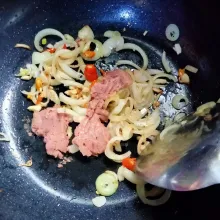 Masukkan kornet sapi dan masak hingga berubah warna