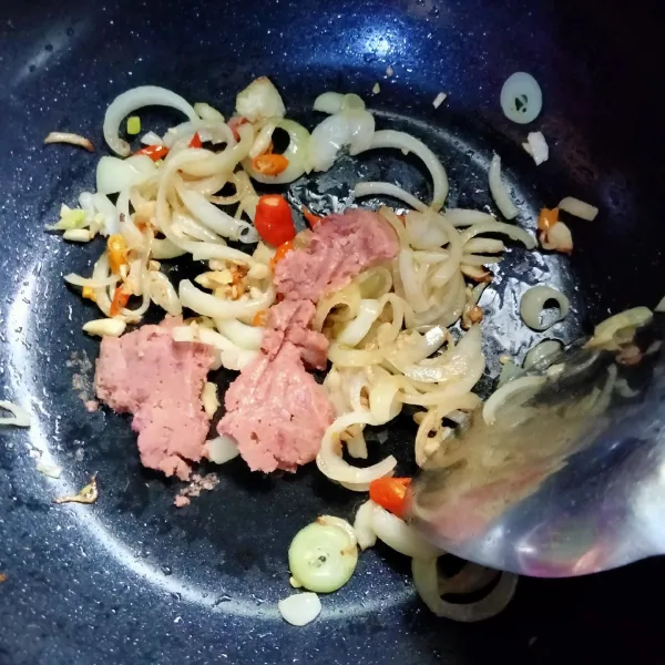 Masukkan kornet sapi dan masak hingga berubah warna