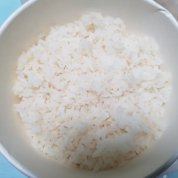 Tuangkan nasi di paper bowl.