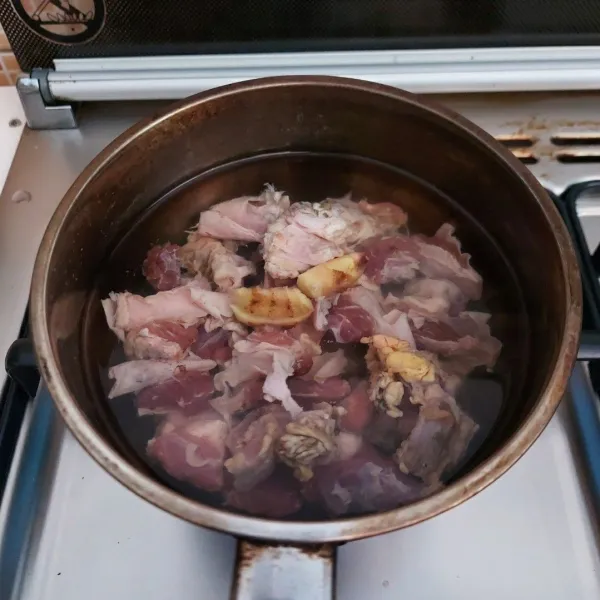 Cuci dan rebus daging sapi yg telah dipotong kecil² (sesuai selera) sampai matang. Sisihkan.