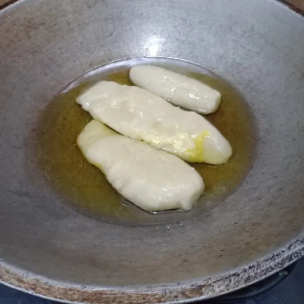 goreng pempek sampai kecoklatan lalu angkat dan tiriskan.