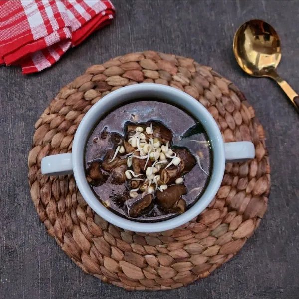 Tuang kemangkok, sajikan dengan taburan kecambah toge.