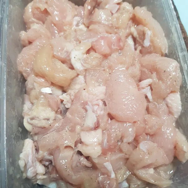 Potong ayam sesuai selera dan marinasi dengan garam, bawang putih dan merica.