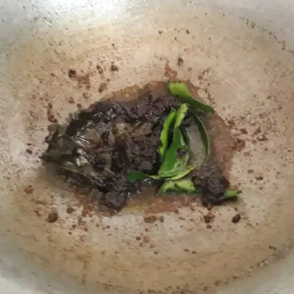 Tumis bumbu halus dengan serai, daun salam dan daun jeruk sampai harum.