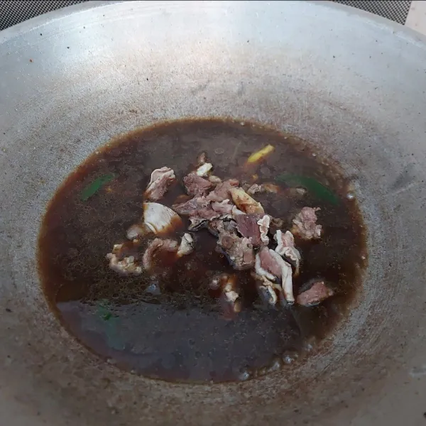 Masukkan daging beserta air kaldunya, masak sampai mendidih.