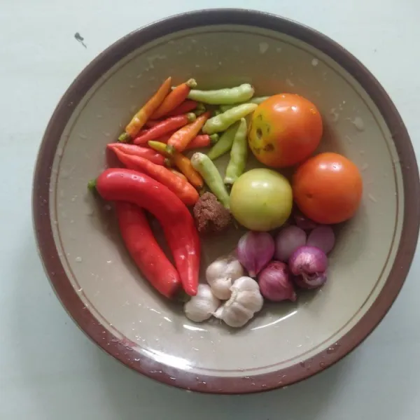 Siapkan bumbu kemudian cuci bersih