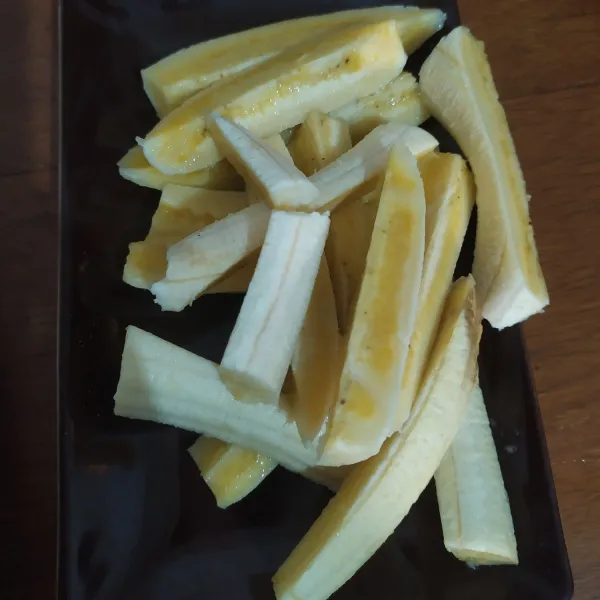 Potong 1 pisang ambon menjadi 8 bagian.