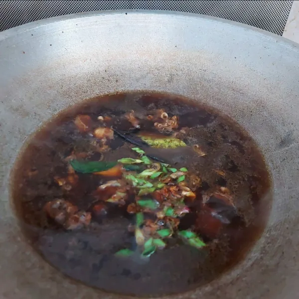 Masukkan daun bawang dan bawang goreng. Masak sebentar saja.