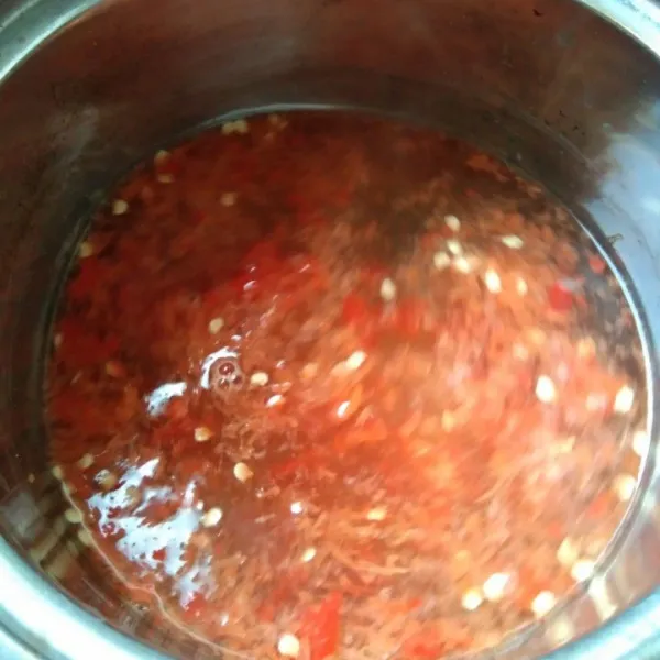 Didihkan air, masukan cabe merah keriting dan cabe rawit masak hingga hilang langunya.
