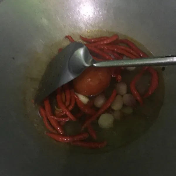 Rebus bahan sambalado hingga kulit tomat terlihat mengelupas.