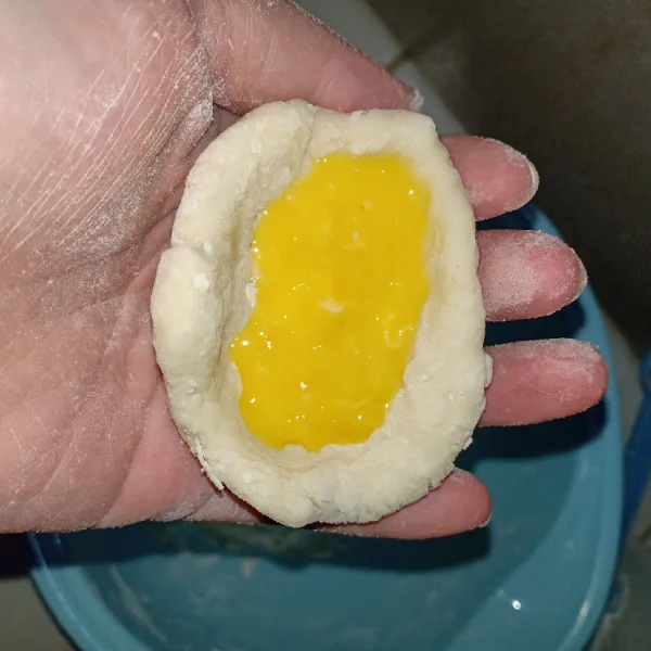 isi dengan telur,tutup rapat. bisa juga bentuk silinder saja tanpa isi.