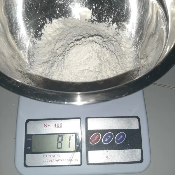 Ambil 80 gr tepung untuk adonan dan sisanya untuk taburan agar tidak lengket