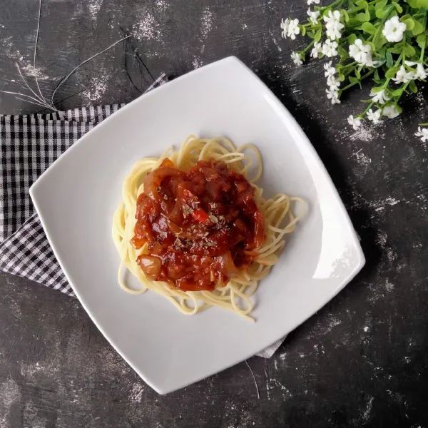 Spaghetti bolognaise siap disajikan