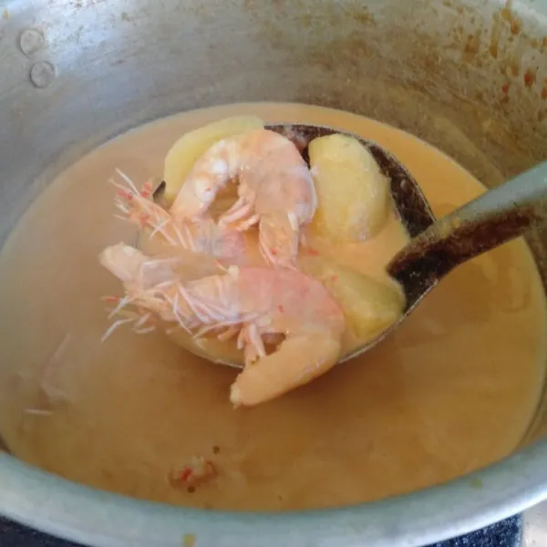 Masukkan santan. Masak hingga mendidih. Terakhir masukkan udang nya. Aduk merata. Masak lagi. Koreksi rasa.