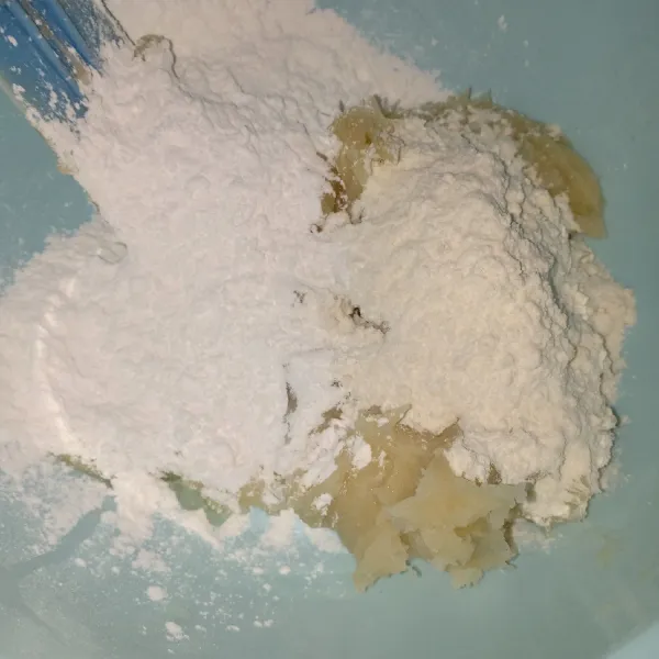 tambahkan tepung terigu, sagu dan air,setelah adonan bisa dibentuk,stop.