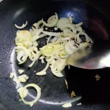 Panaskan minyak goreng, tumis bawang bombai dan bawang putih sampai harum