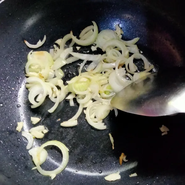 Panaskan minyak goreng, tumis bawang bombai dan bawang putih sampai harum