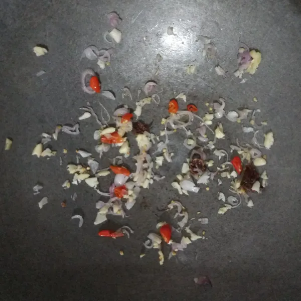 Panaskan minyak, lalu tumis bumbu hingga harum.