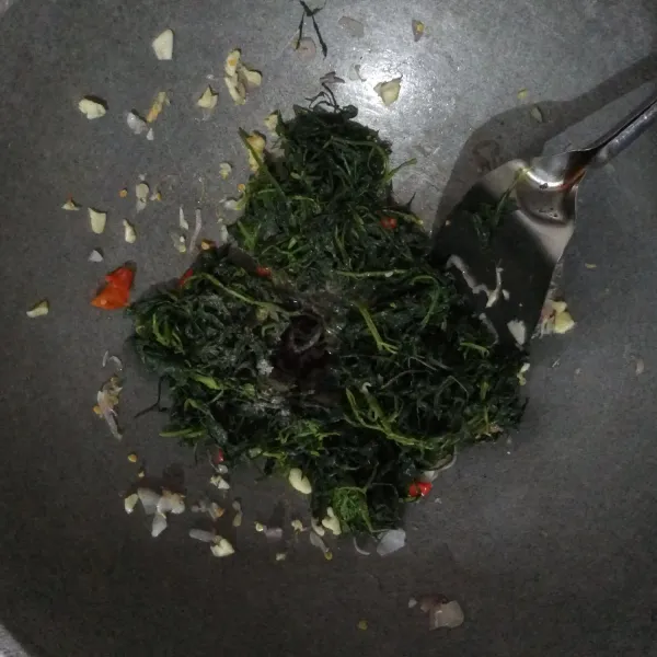 Tambahkan sedikit air, lalu masukkan kenikir yang telah direbus. Selanjutnya, tambahkan ±1 sdt saus tiram dan secukupnya garam. Aduk-aduk