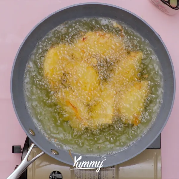 Panaskan minyak lalu goreng nanas yang telah di balur adonan tepung hingga matang.