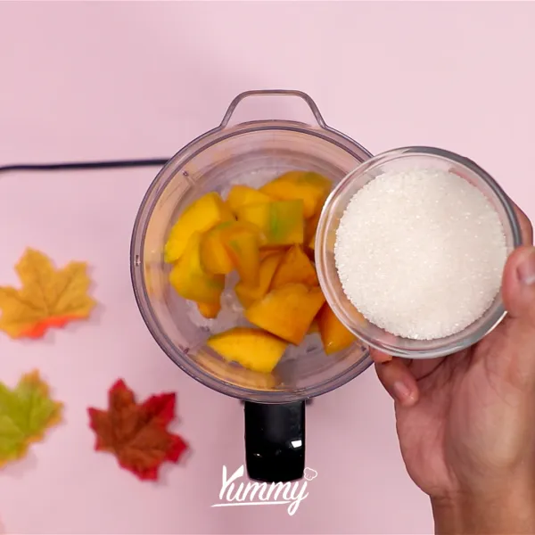 Tambahkan gula pasir dan susu strawberry cair ke dalamnya lalu blender hingga halus.