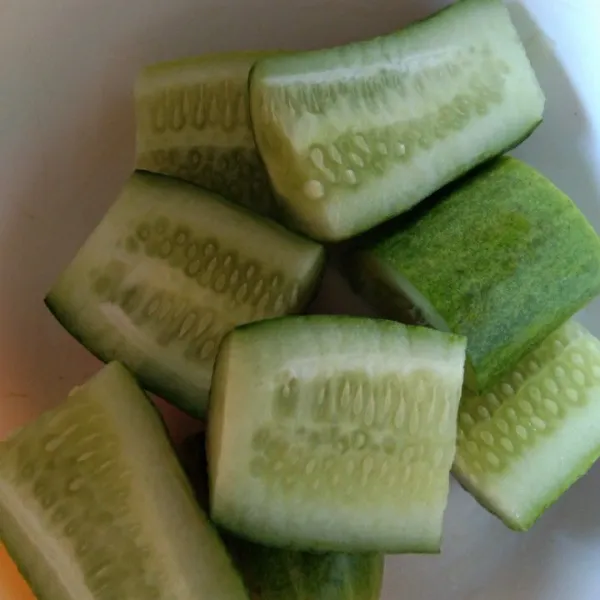 Potong-potong timun, sisihkan.