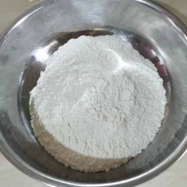 Campur tepung beras, tepung tapioka dan garam.