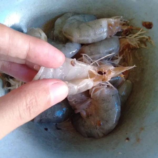 Siangi udang, lalu kerat punggung nya. Beri air asam jawa & garam. Sisihkan.