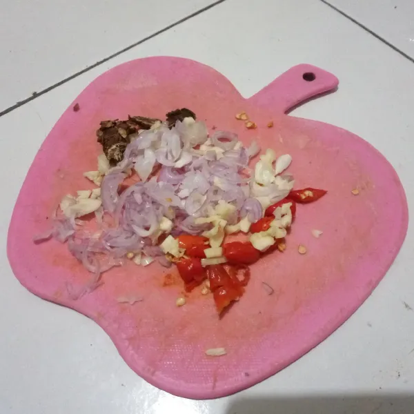 Cincang bawang mera, putih, dan geprek lengkuas.